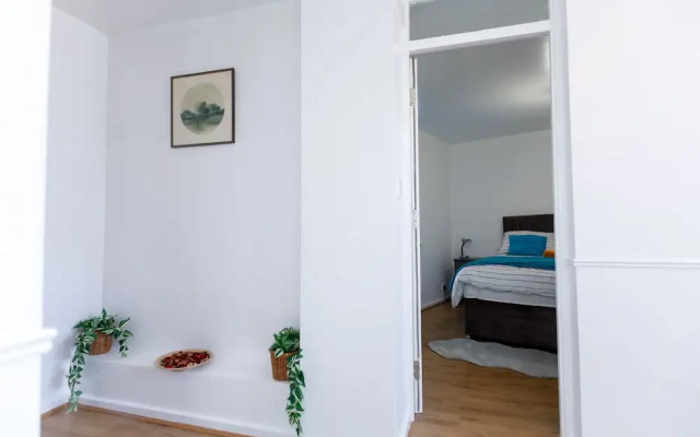 Inviting 3-bed House in London, Stay up to 6