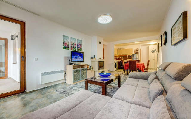Bright and Spacious 2-BDR Apartment with Balcony