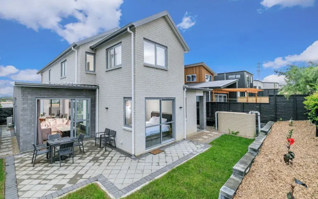 Hero Holiday House