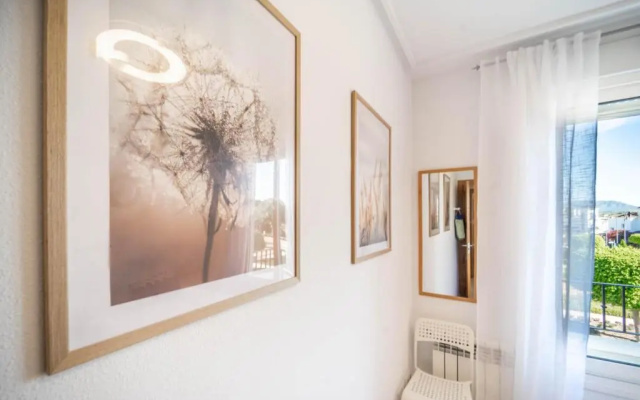 Modern Bright Two Bedroom Apartment With Pool Views - CO1022LT