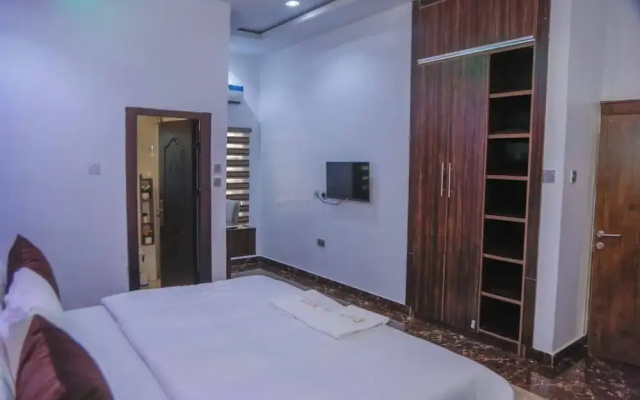 Clifford Apartment
