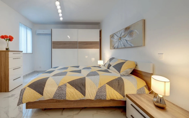 Stylish 2BR Apartment in Central St Julians