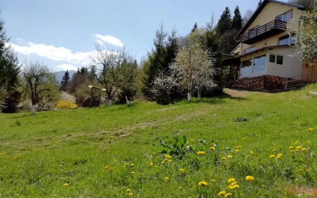 Casa De Sub Padure