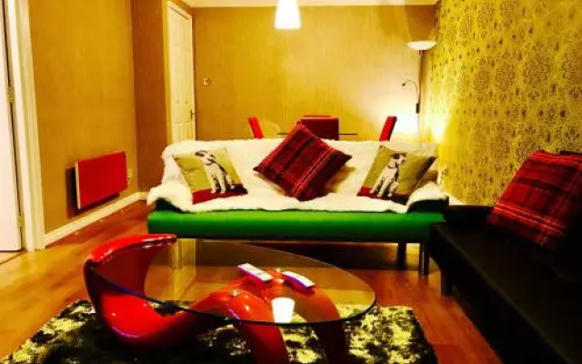 Glasgow City Centre Flat with River Views and Parking