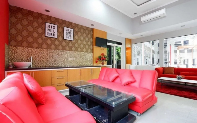 RedDoorz near Solo Square 3