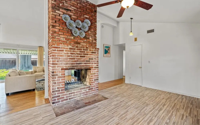Perfect Family Home With Fireplace Spacious Yard