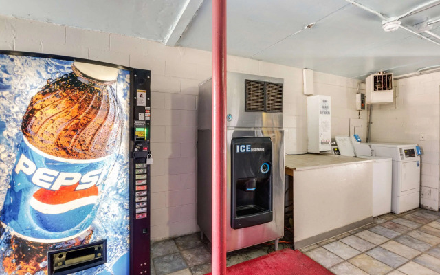 Econo Lodge Inn & Suites