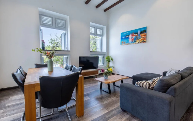 Sunshine Magnificently Bright 2BR Top City Centre Townhouse