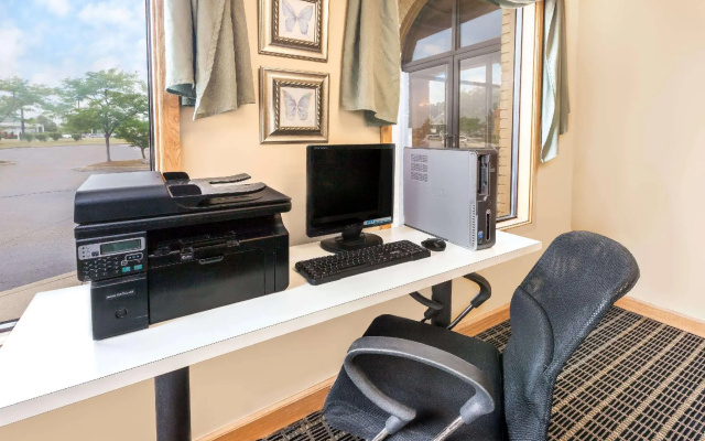 Days Inn and Suites Kalamazoo