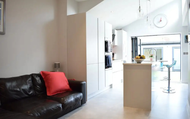 Modern Family Home Near Wimbledon With Garden