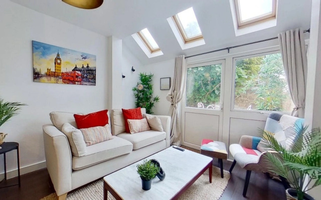 Charming 2 Bed Apt with Netflix & Wi-Fi