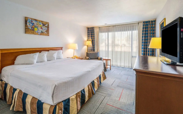 Riverside Hotel & Conference Center