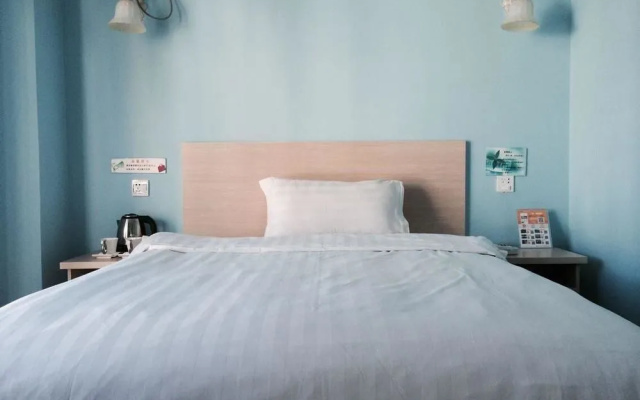 8090 Sea View Room