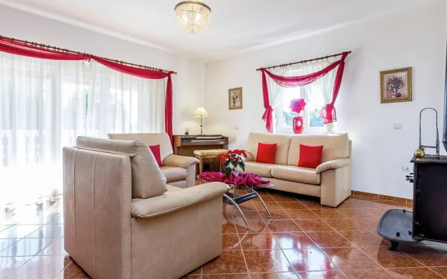 Holiday House in Liznjan With Garden & BBQ