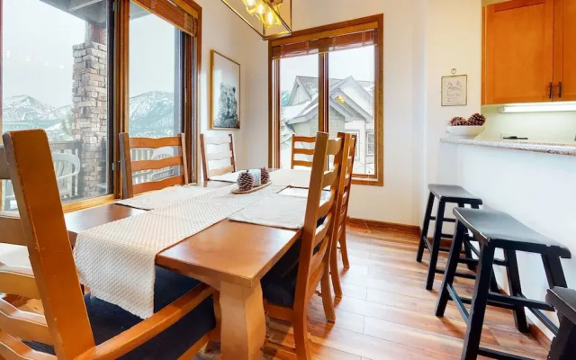 Eagle Run 103 5-Star Ski-in Ski-out Luxury, End unit and upgraded with Washer Dryer by RedAwning