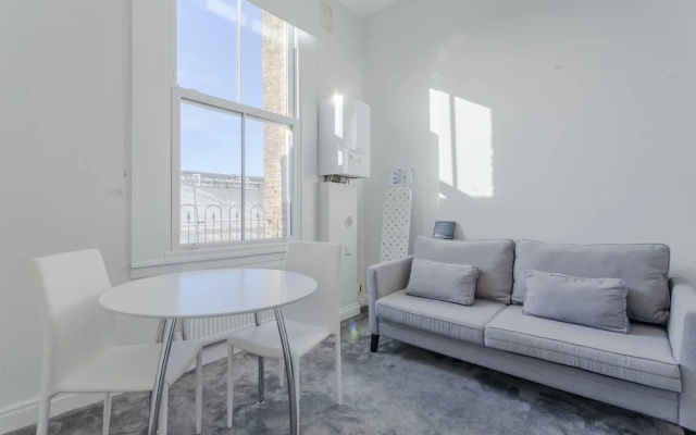 Modern 2 Bedroom Apartment Near Queens Park
