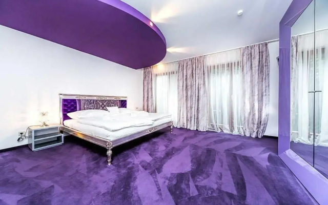 Luxury Apartment In Versace Style