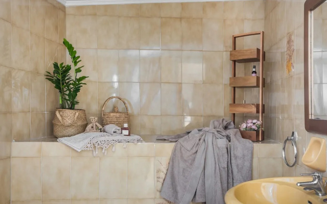 Malibu Studios & Apartments