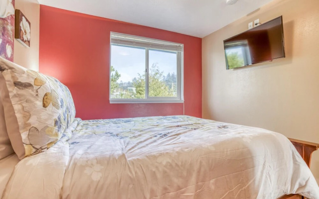 Charming Bungalow with Game Room and Scenic Views - Delightful Coastal Retreat