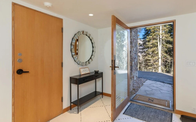 Slopeside Chalet 4 Bedroom Home by RedAwning