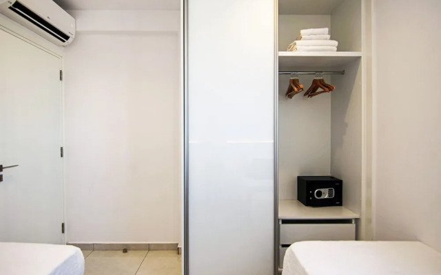 Phaedrus Living: Seaside Executive Flat Harbour 203