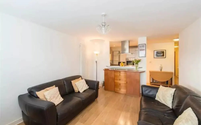 Modern Apartment With Free Parking