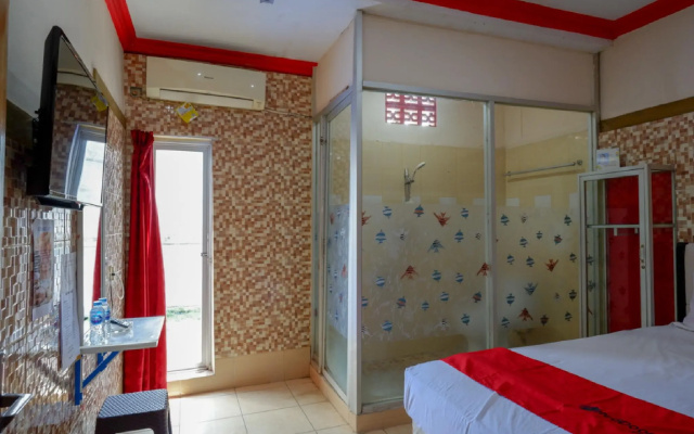 RedDoorz near Kendari Beach 2