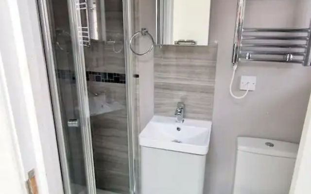 Large Triple Studio Flat - Croydon