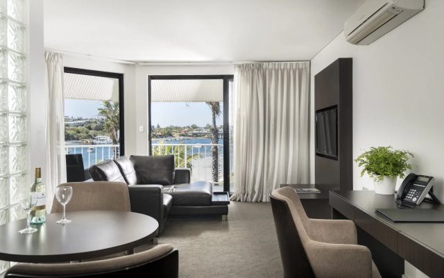 Pier 21 Riverside Apartment Hotel