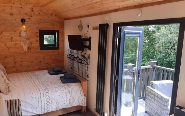 Min yr Afon - Cabin - Sleeps 2 - Hot Tub - Parking