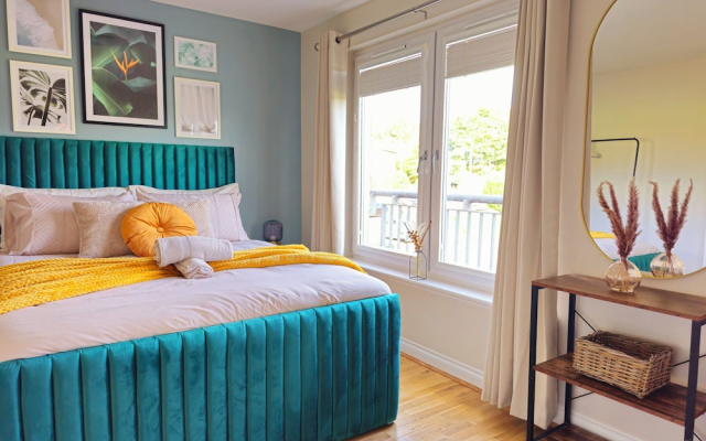 Modern 5 Bed Townhouse with Free Parking
