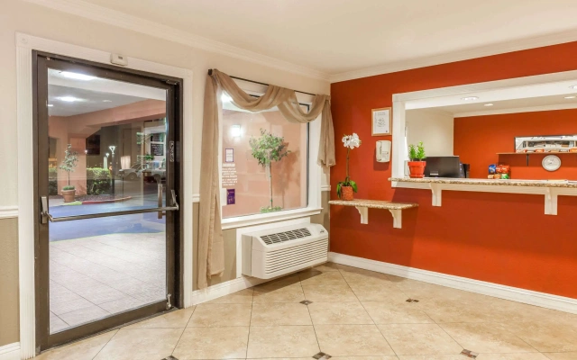Super 8 by Wyndham Bakersfield/Central