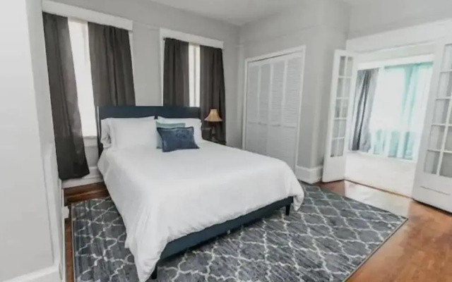 Trendy Lakeview Craftsman
