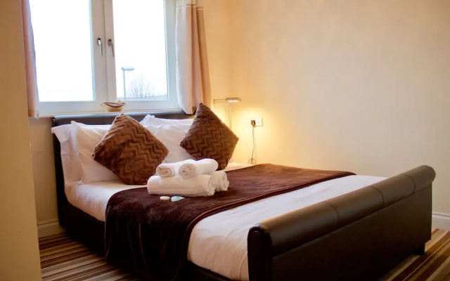 2 Bedroom Leith Apartment