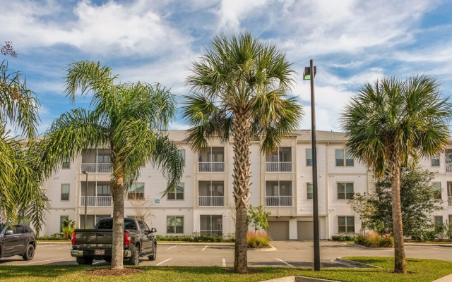 2 BR Suite with balcony by Frontdesk