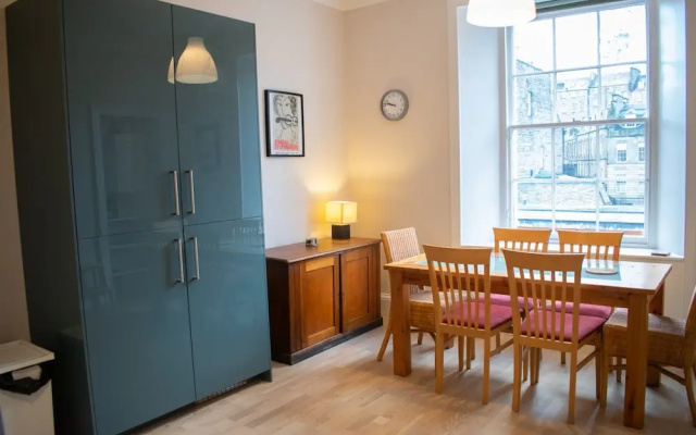 Traditional 3 Bedroom Apartment in Central Edinburgh