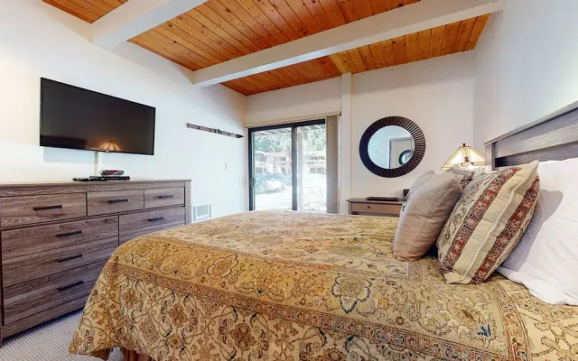 Villa De Los Pinos - Year-round Activities, Nearby Shopping & Restaurants