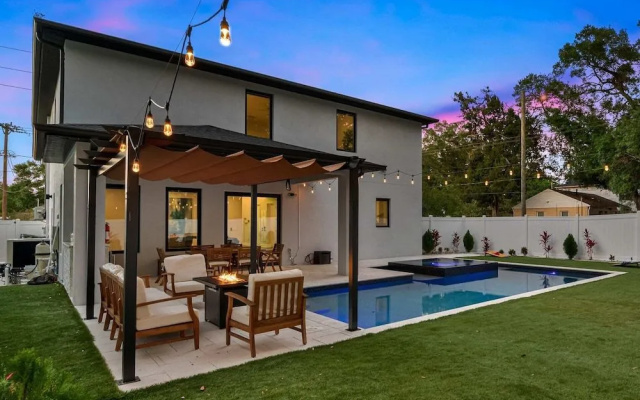 Luxury Tampa Home w/ Pool, Jacuzzi & Amenities