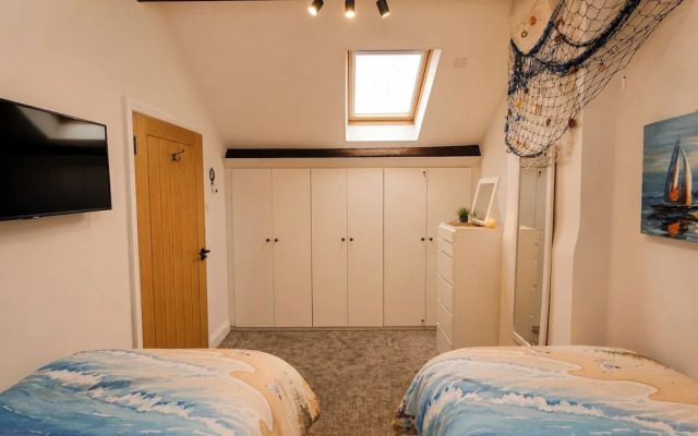 4 Bed - Sleeps 8 - Sea View - Parking