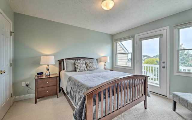 Bright Manistee Condo w/ Beach + Pool Access!