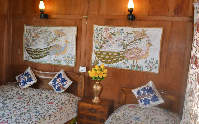 Peacock Houseboats