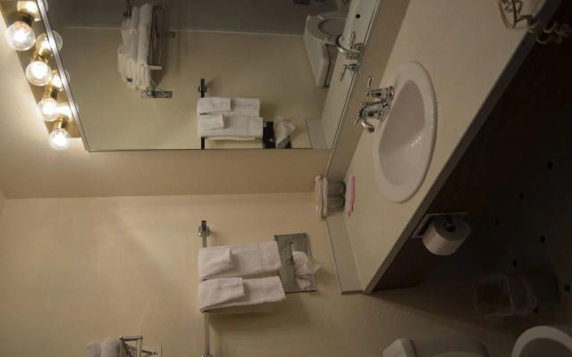 Nampa Inn & Suites