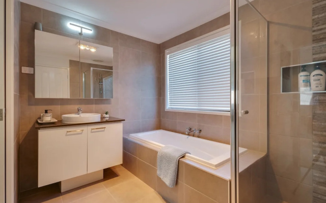 StayAU Newly Cozy Holiday House Tarneit