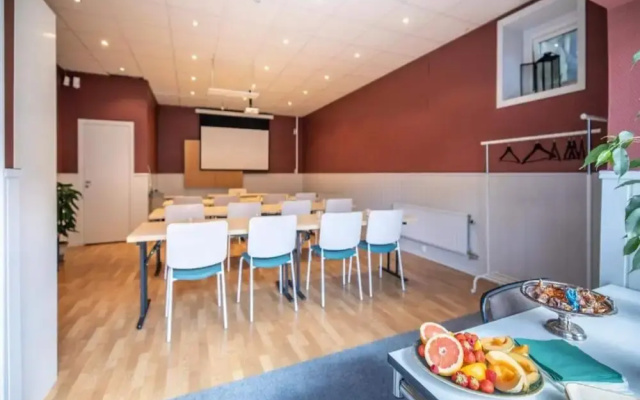 Snug Hotel Room With Free Breakfast