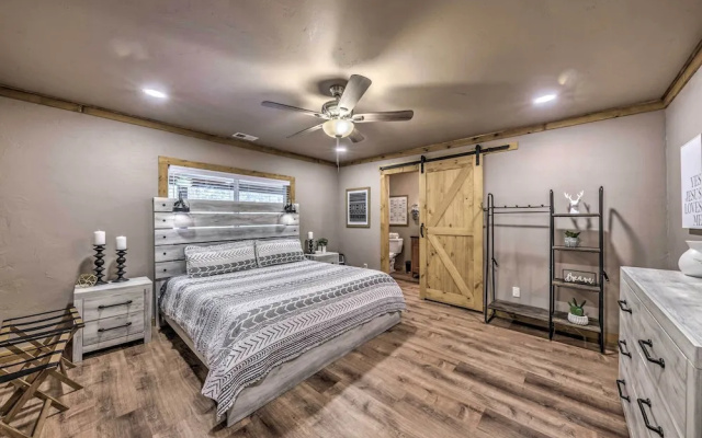 Ruidoso Cabin w/ Patio - Walk to Midtown!