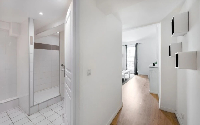 Cosy Duplex Overlooking the "rue de la Loge"!