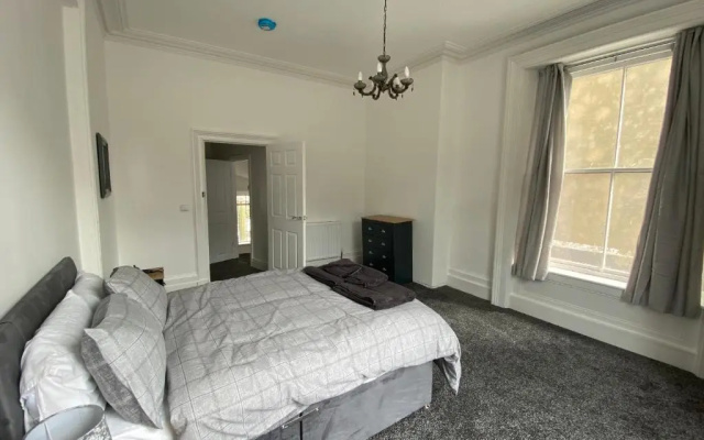 Spacious First Floor 3 Bed Mostyn Street Apartment