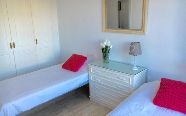 2 bed Apt, grt Location, Shared Pool, Outdoor Area