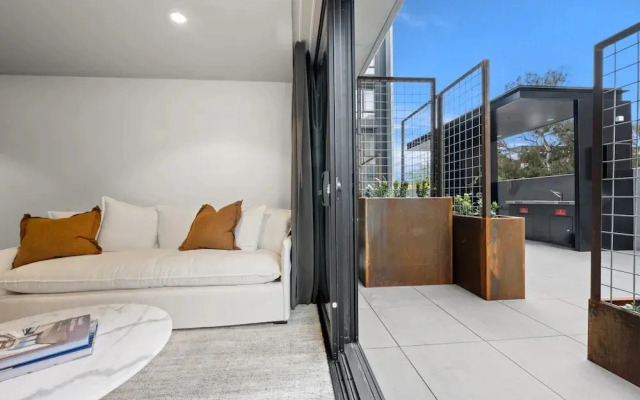 Sophisticated Inner-city 2-bed With Outdoor Dining