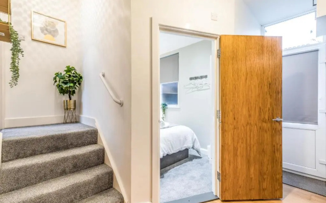 City & Beach at Your Reach - Courtyard & Parking